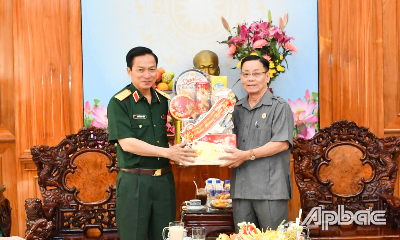 Thiếu tướng Nguyễn Minh Triều tặng quà chúc tết cho Hội Cựu chiến binh tỉnh Tiền Giang.