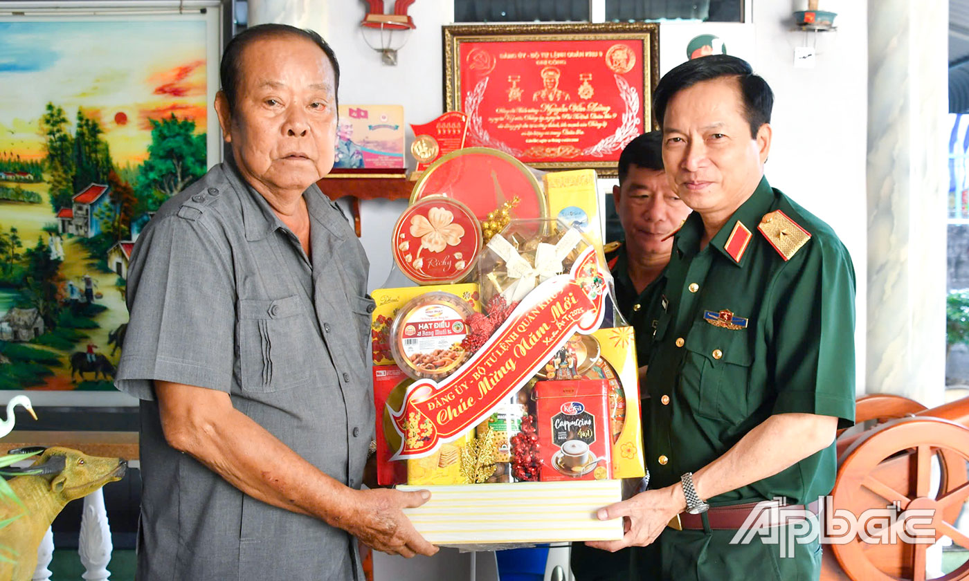 Thiếu tướng Nguyễn Minh Triều thăm, tặng quà chúc tết Thiếu tướng Nguyễn Văn Lưỡng, Nguyên Phó Tư lệnh Quân khu 9.