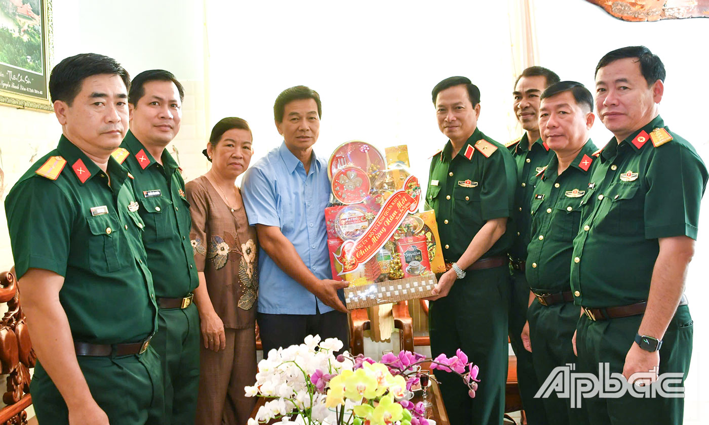 Thiếu tướng Nguyễn Minh Triều thăm, tặng quà chúc tết gia đình Thiếu tướng Đoàn Thanh Xuân, Nguyên Phó Chính ủy Quân khu 9.