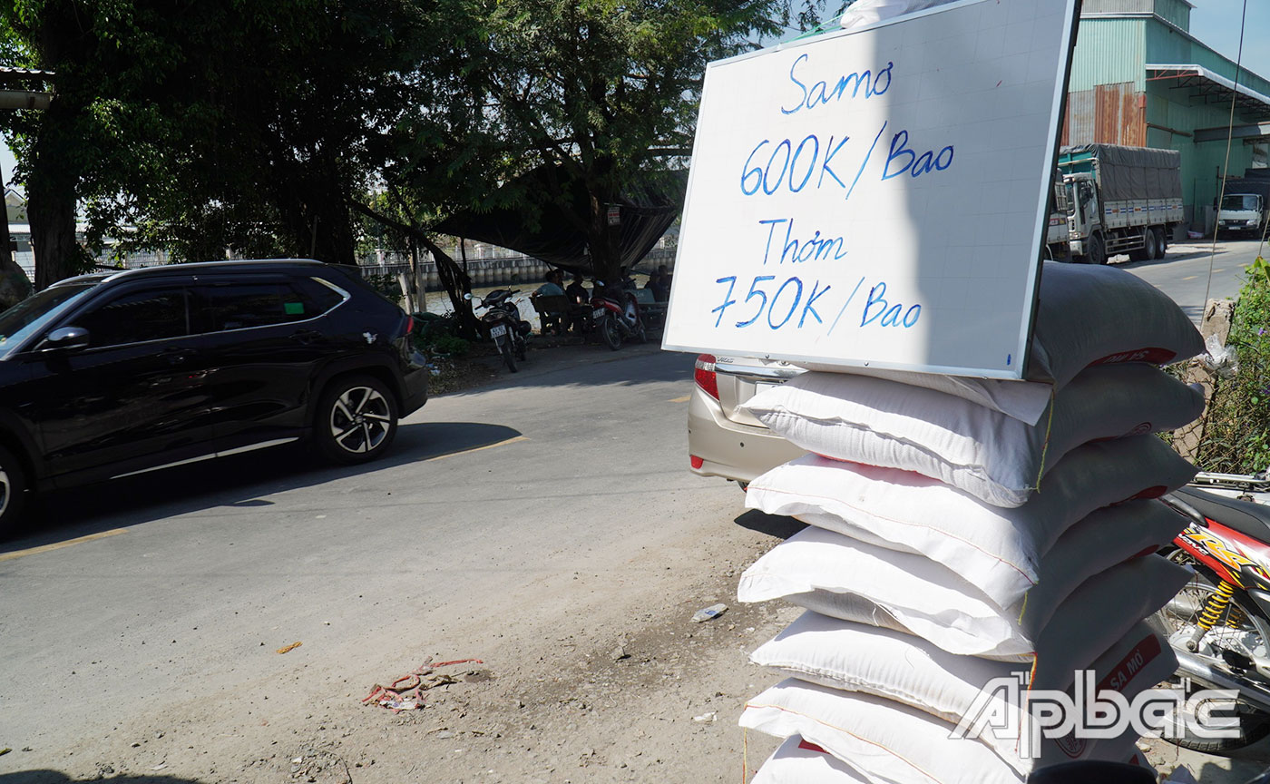 Một nhà máy trên đường tỉnh 868 treo biển bán gạo với giá rẻ.