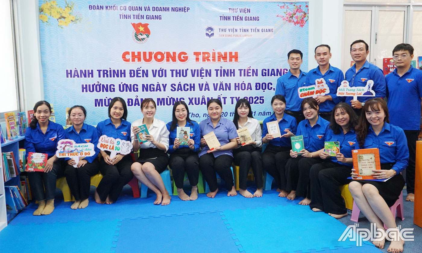 Đoàn viên thanh niên tham quan triển lãm, đọc các ấn phẩm Xuân của các tỉnh thành, sở ngành.