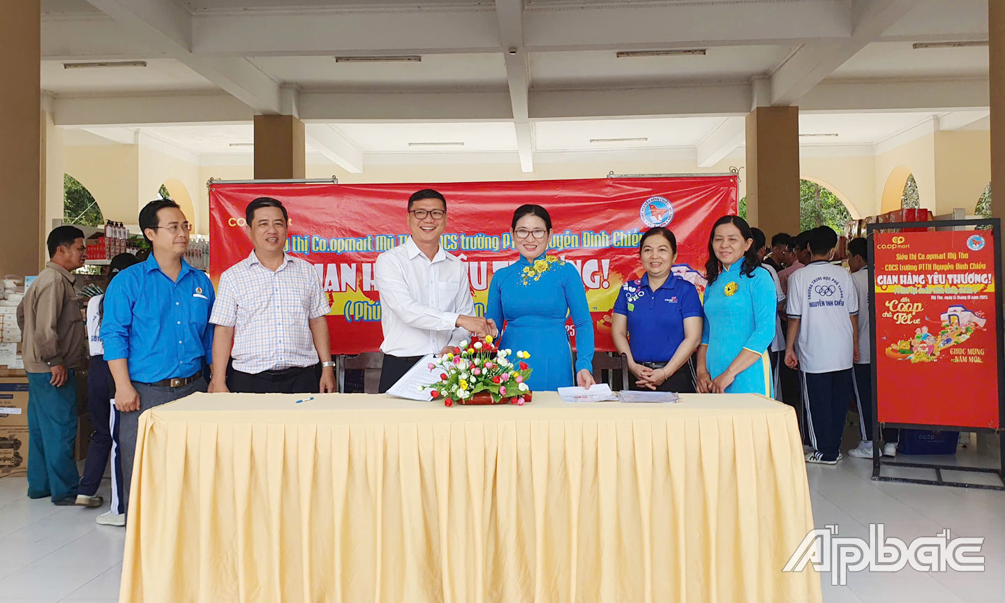Trường THPT Nguyễn Đình Chiểu (TP. Mỹ Tho) phối hợp Co.opmart Mỹ Tho tổ chức gian hàng yêu thương cho công đoàn viên, giáo viên nhà trường  nhân dịp Tết Nguyên đán 2025.