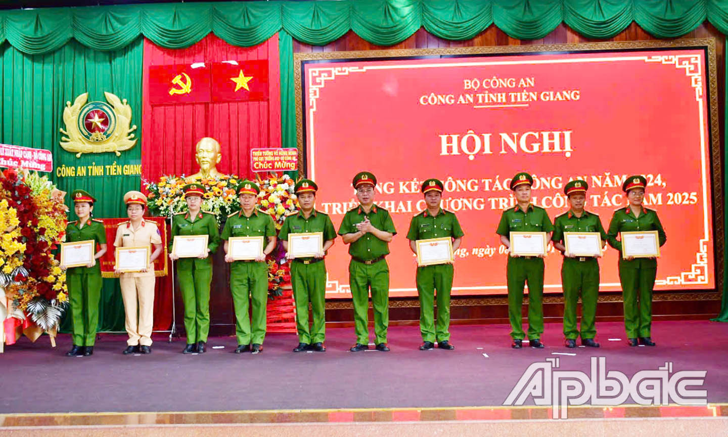 Công an huyện Chợ Gạo (thứ 3 từ phải qua) nhận CAH nhận Danh hiệu đơn vin Quyết thắng tại hội nghị Tổng kết công tác Công an năm 2024 và triển khai chương trình công tác năm 2025