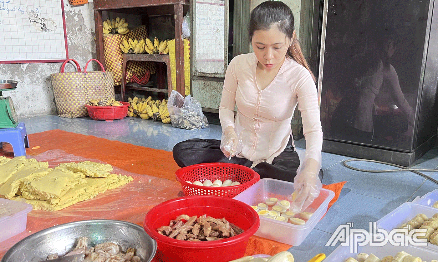 Khâu quan trọng như ướp nhân, cân lượng gia vị thì luôn là bí quyết chỉ một người trong gia đình nắm giữ.