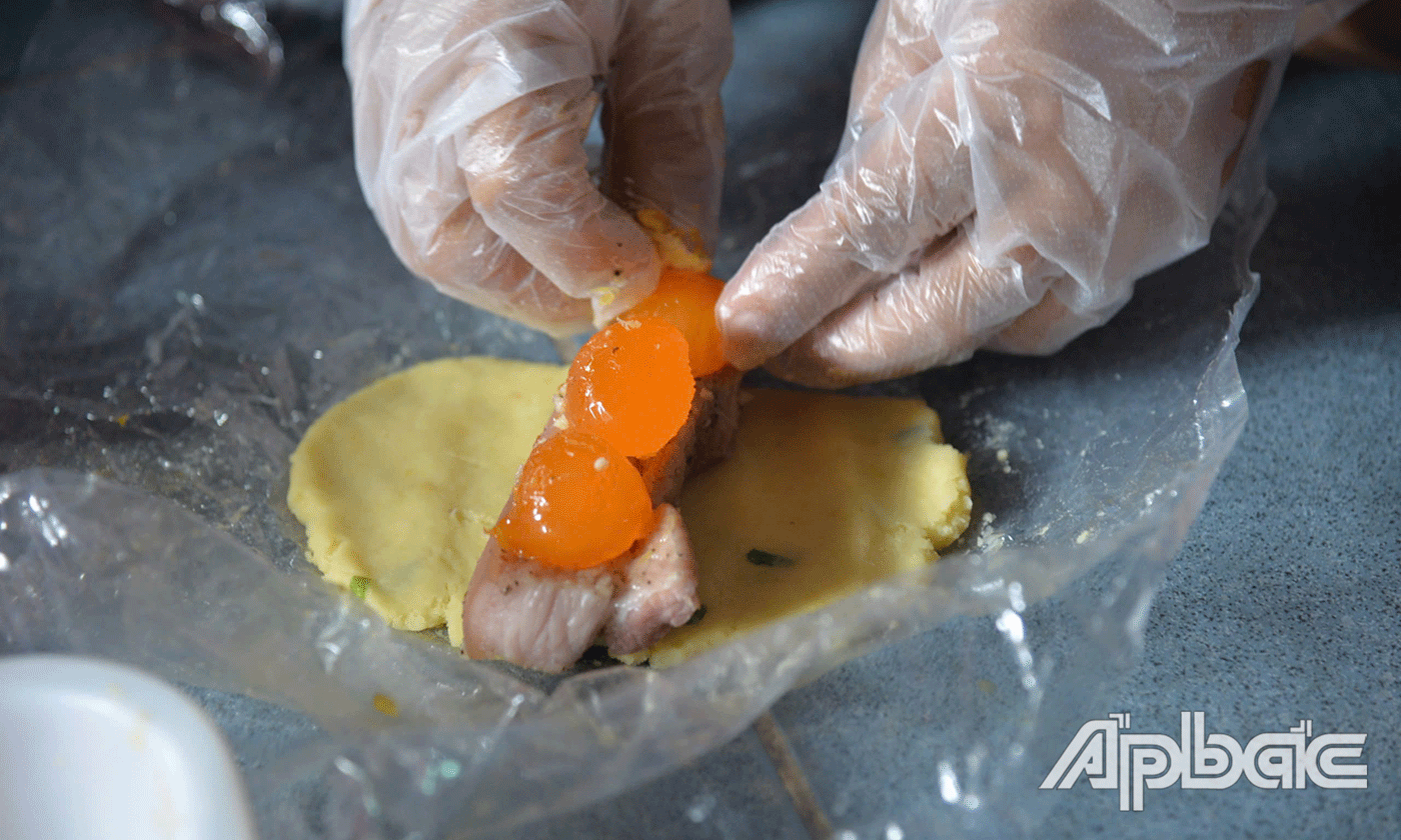 Ngoài những vị truyền thống như bánh tét chay đậu ngọt, nhân chuối, thì có bánh tét nhân đậu mỡ, trứng muối.