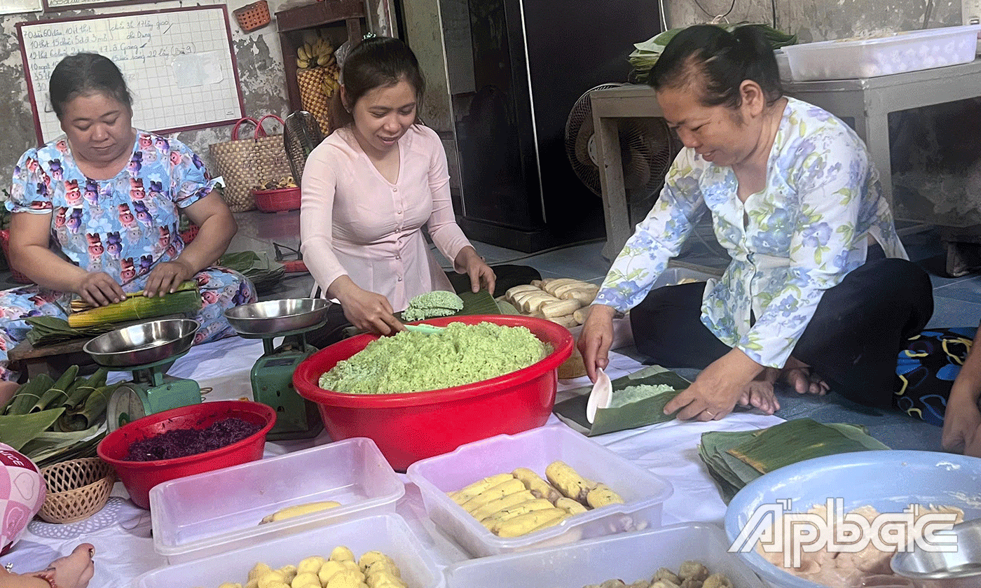 Cắt thịt heo thành những miếng dài bằng nhau để làm nhân bánh. Thường thì người ta dùng thì mỡ heo để làm bánh tét.