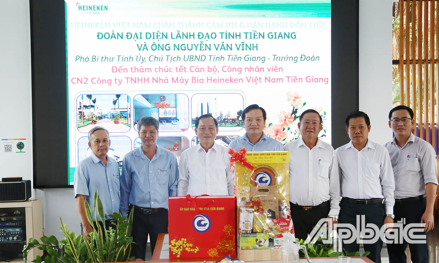 Đồng chí Nguyễn Văn Vĩnh thăm, chúc tết Chi nhánh công ty TNHH nhà máy bia Heineken Việt Nam tại Tiền Giang