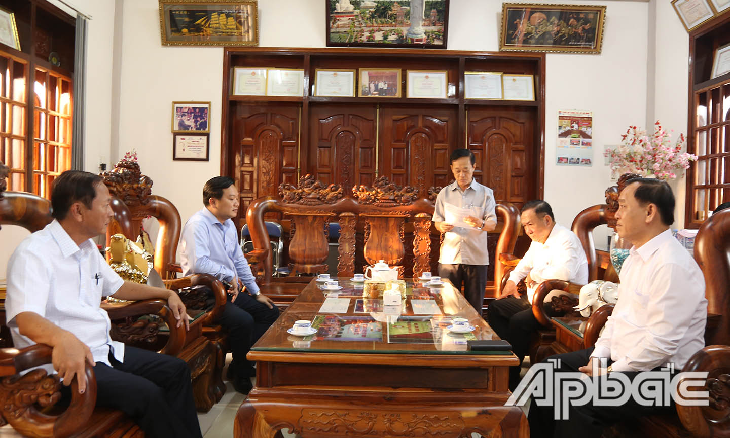 Đoàn công tác nghe báo cáo tình hình hoạt động của công ty.