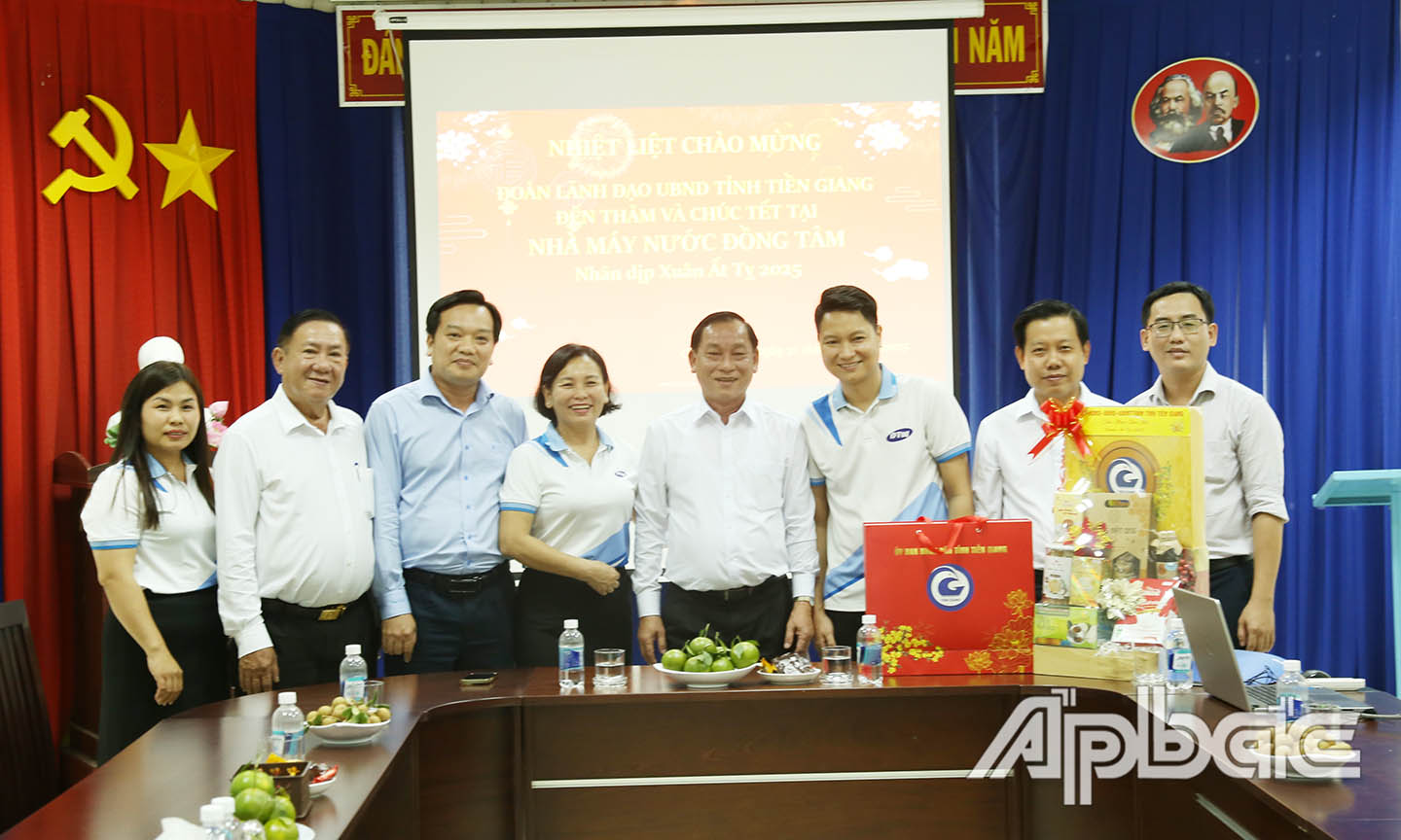 Đồng chí Nguyễn Văn Vĩnh thăm, chúc tết Công ty cổ phần nhà máy nước Đồng Tâm.