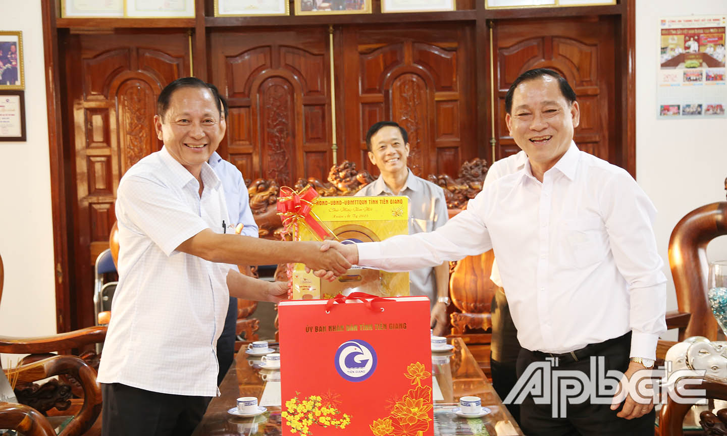 Đồng chí Nguyễn Văn Vĩnh thăm, chúc tết Công ty TNHH Xăng dầu Hồng Đức.