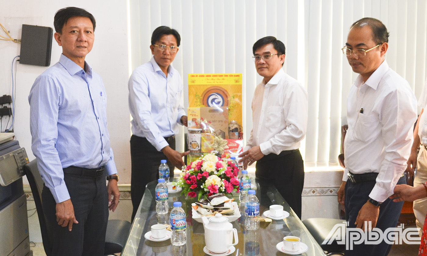 Đồng chí Nguyễn Văn Mười thăm, chúc tết Công ty Cổ phần Thương mại Dầu khí Thuận Tiến.