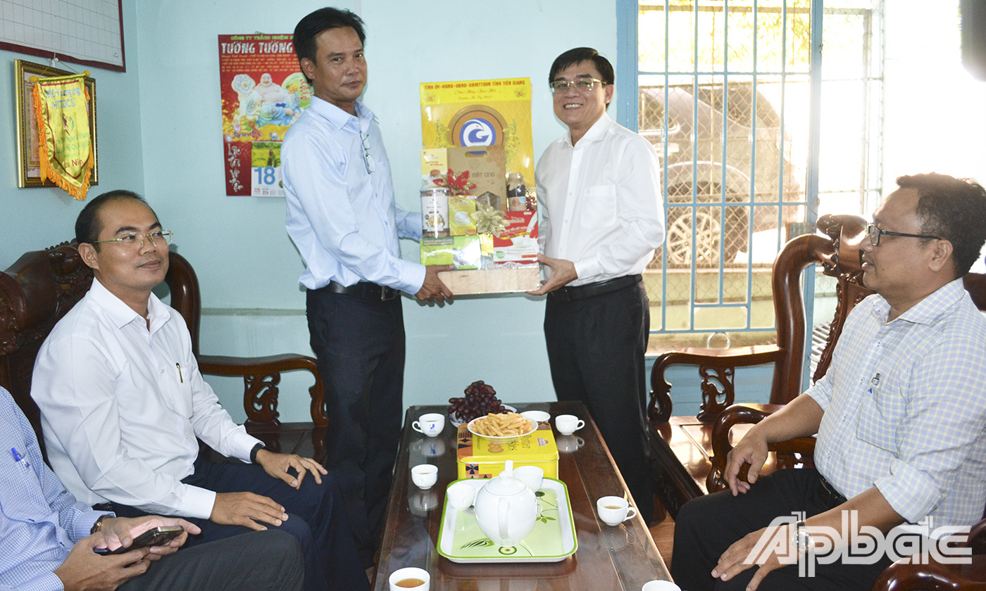 Đồng chí Nguyễn Văn Mười thăm, chúc tết Công ty TNHH Nhật Toàn.