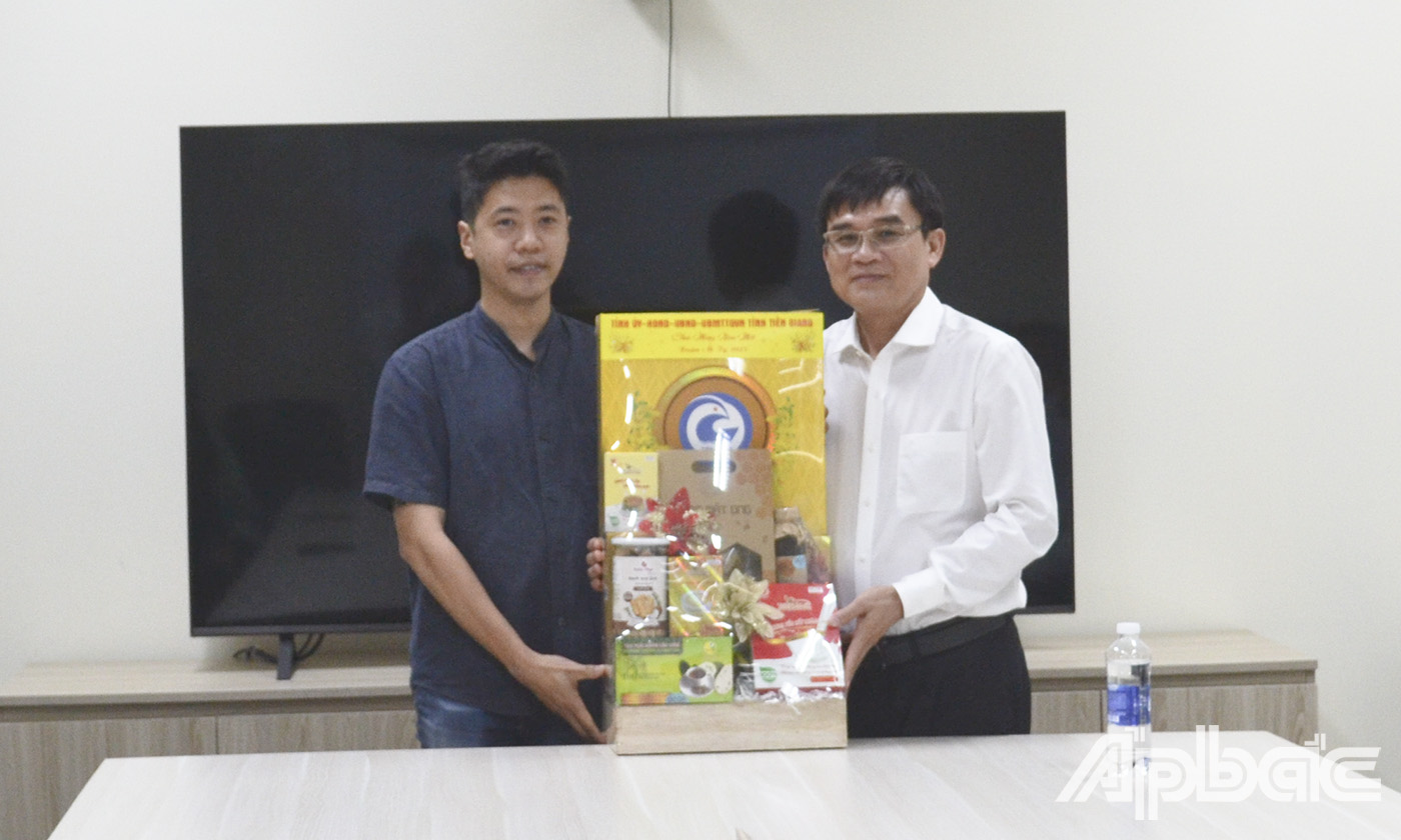 Đồng chí Nguyễn Văn Mười thăm, chúc tết Công ty TNHH BODYNITS Tiền Giang.