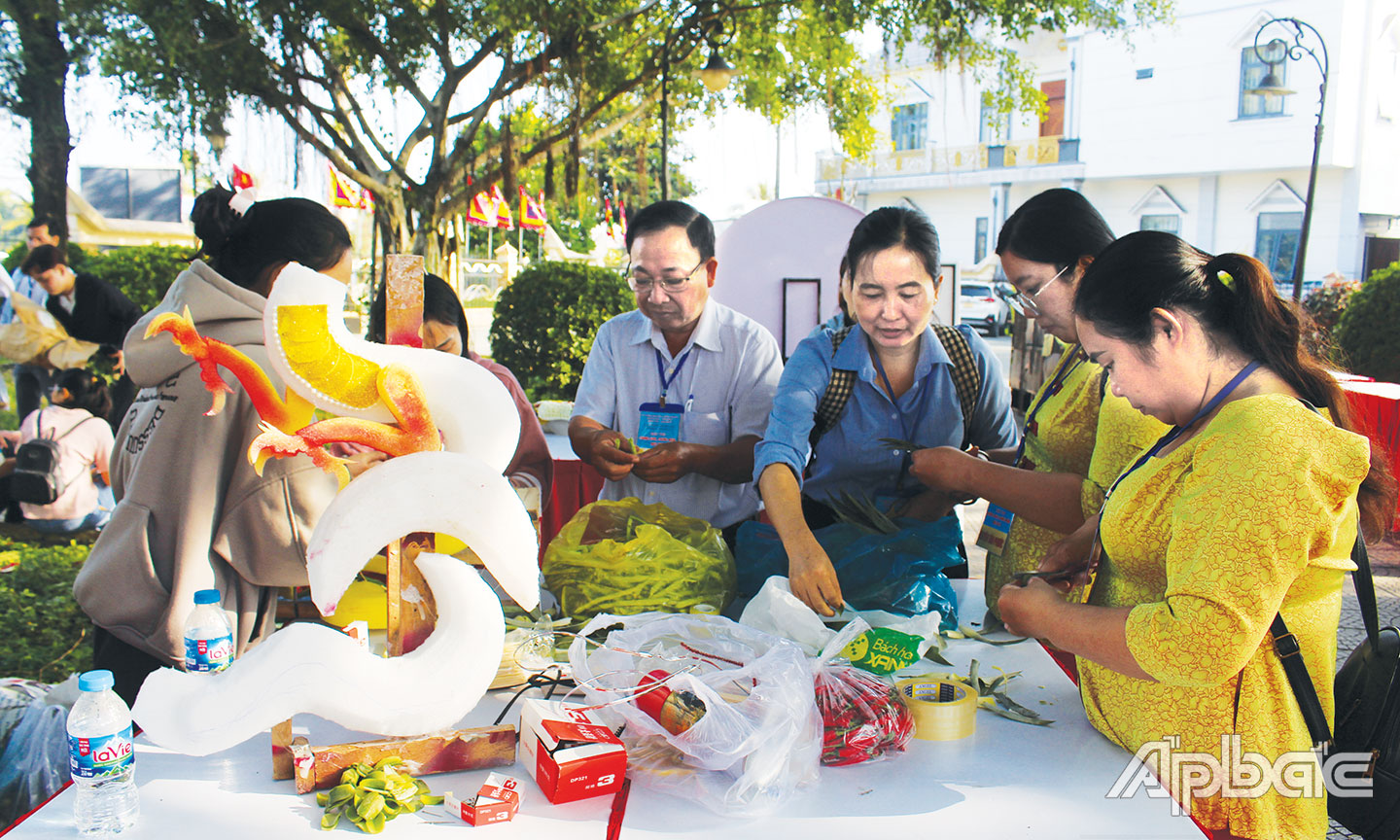 Tác phẩm chưng nghi, chưng mâm ngũ quả được thể hiện từ bàn tay khéo léo, tỉ mỉ của các nghệ nhân, người thợ. 
