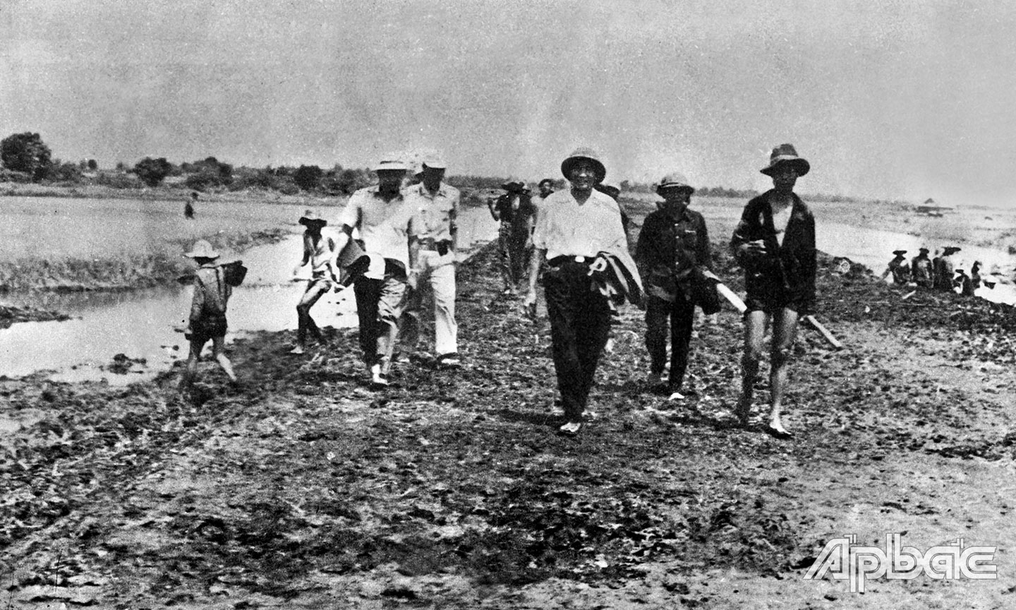 Lãnh đạo tỉnh thăm vùng Đồng Tháp Mười tỉnh Tiền Giang ngày đầu khai phá.                Ảnh: Tư liệu