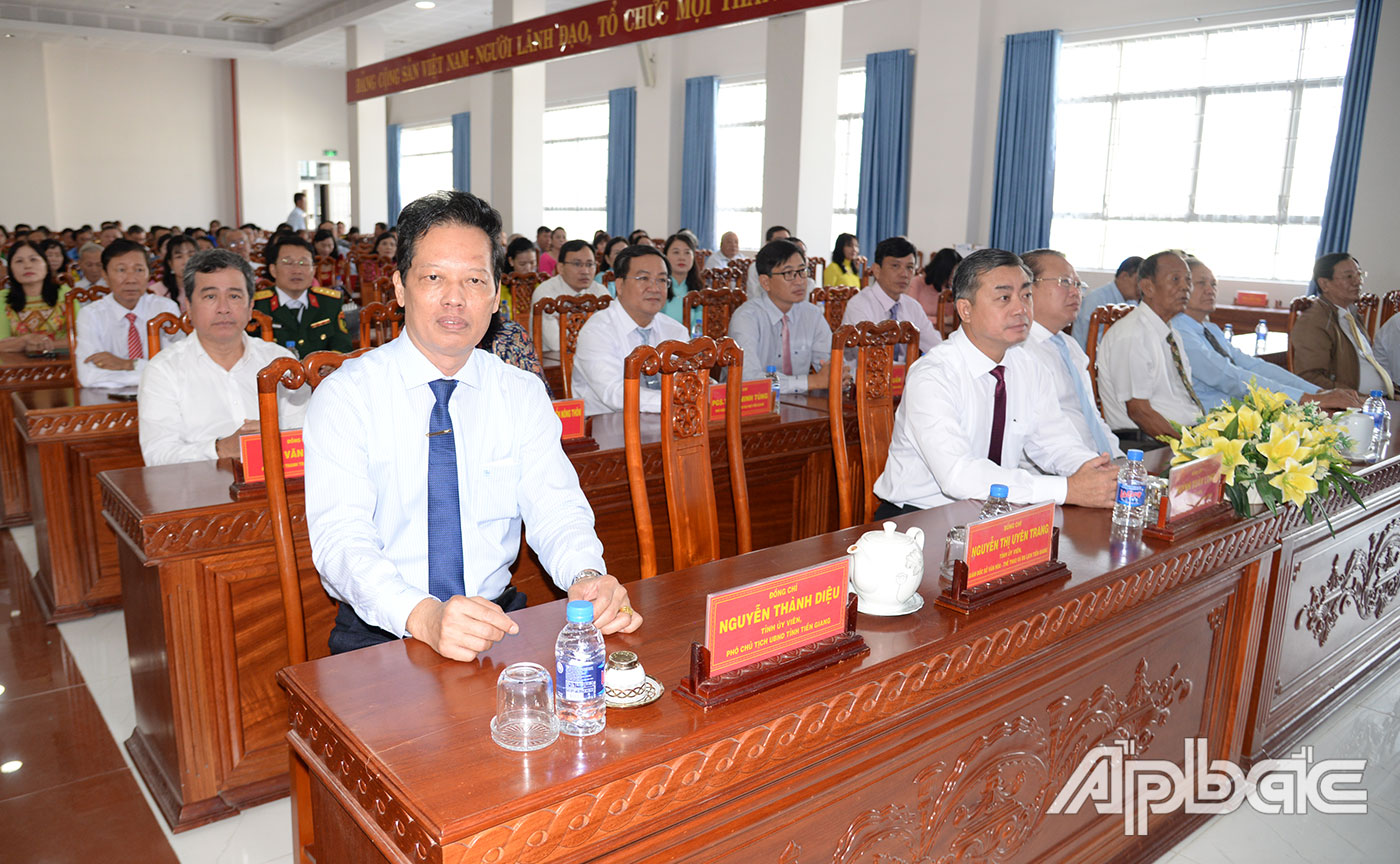 Các đại biểu tham dự buổi họp mặt.