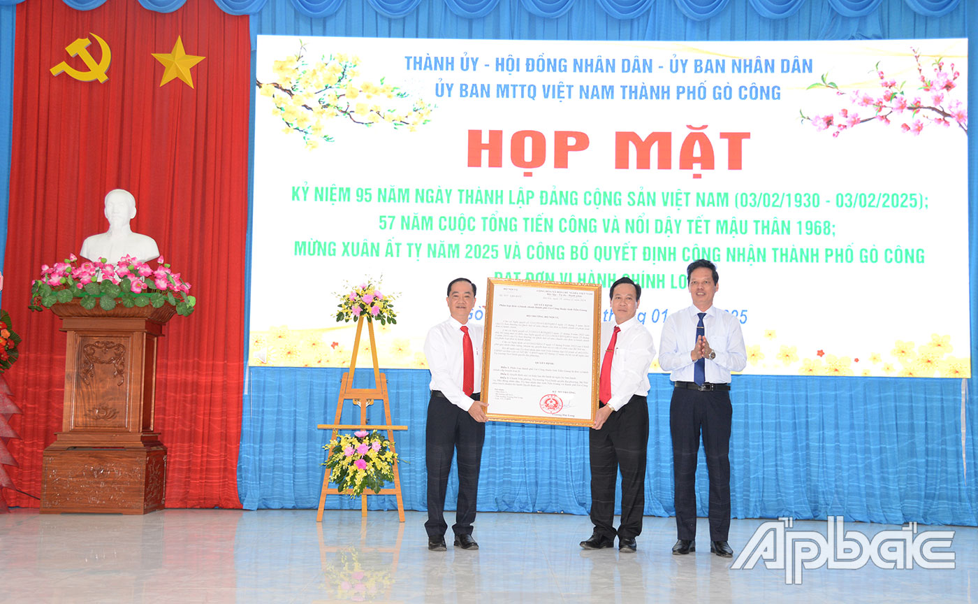 Phó Chủ tịch UBND tỉnh Tiền Giang Nguyễn Thành Diệu trao quyết định của Bộ trưởng Bộ Nội vụ công nhận TP. Gò Công đạt đơn vị hành chính loại II.