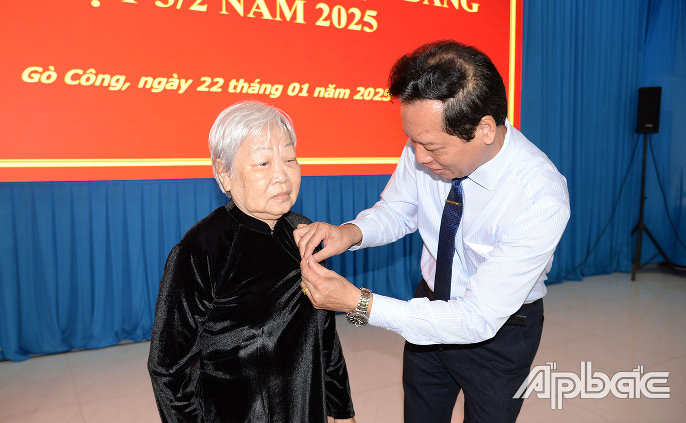 Đồng chí Nguyễn Thành Diệu trao Huy hiệu 60 năm tuổi Đảng cho đảng viên.