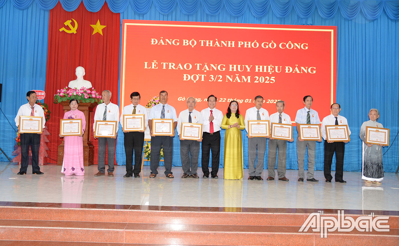 Lãnh đạo TP. Gò Công trao Huy hiệu Đảng cho đảng viên.