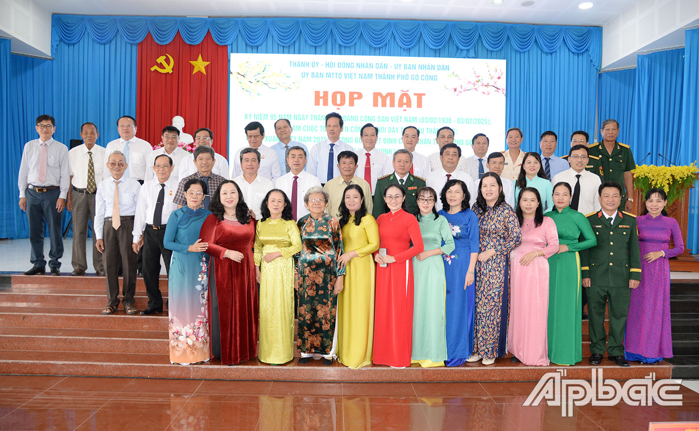 Các đại biểu chụp ảnh lưu niệm.