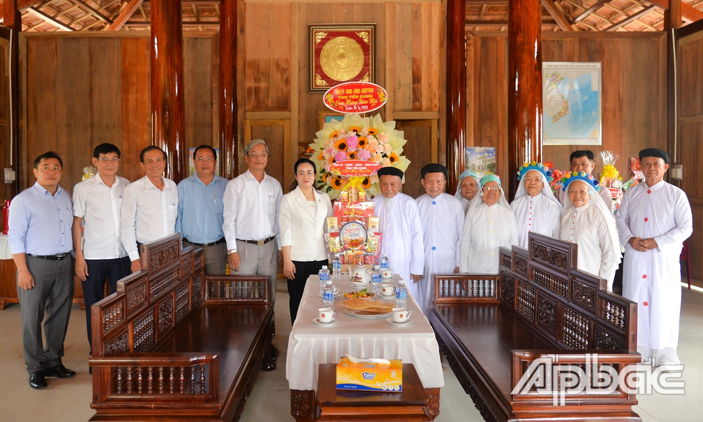 Đoàn thăm, chúc tết Giáo hội Cao đài Việt Nam (Bình Đức).