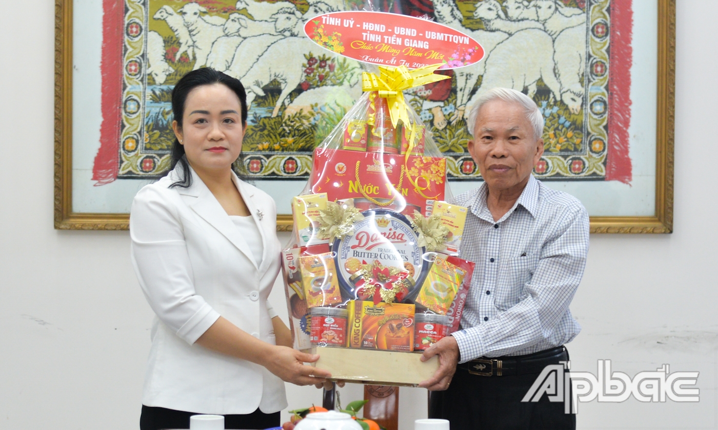 Đồng chí Nguyễn Hải Trâm chúc tết và tặng quà cho Ban Đại diện Hội Thánh Tin Lành Việt Nam (miền Nam)