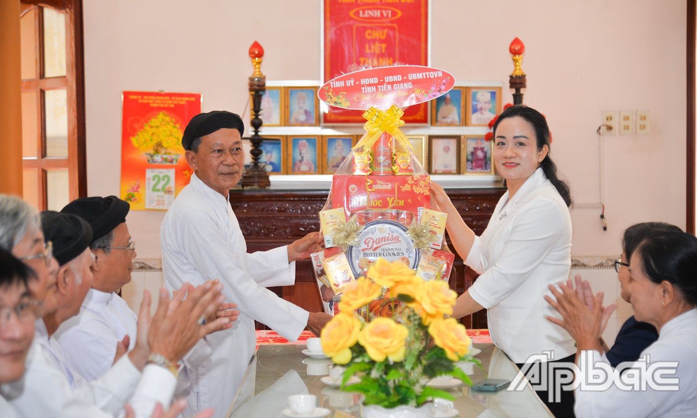 Đồng chí Nguyễn Hải Trâm chúc tết Ban Đại diện Hội Thánh Cao đài Tiên Thiên.