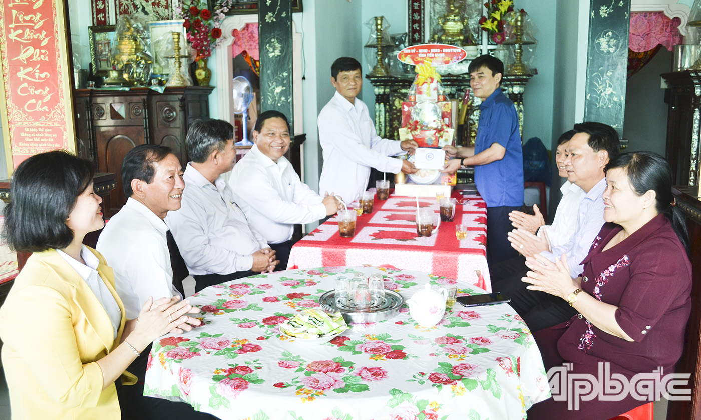 Đồng chí Nguyễn Văn Mười tặng quà, chúc tết gia đình ông Phan Văn Ngon, thương binh 81%.