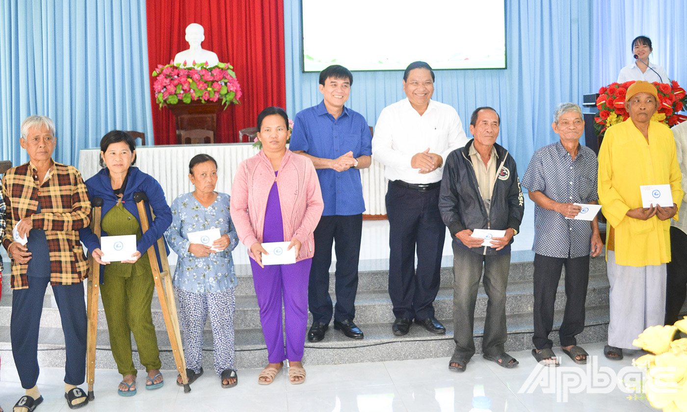 Đồng chí Nguyễn Văn Mười và lãnh đạo sở Lao động-Thương binh và Xã hội tặng quà, chúc tết cho các hộ nghèo