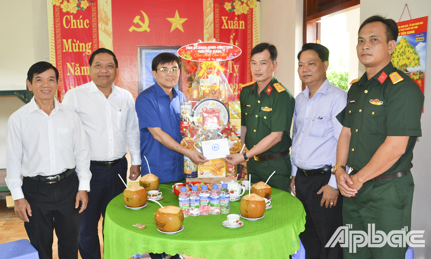 Đồng chí Nguyễn Văn Mười thăm, chúc tết Sở Chỉ huy Thống nhất.