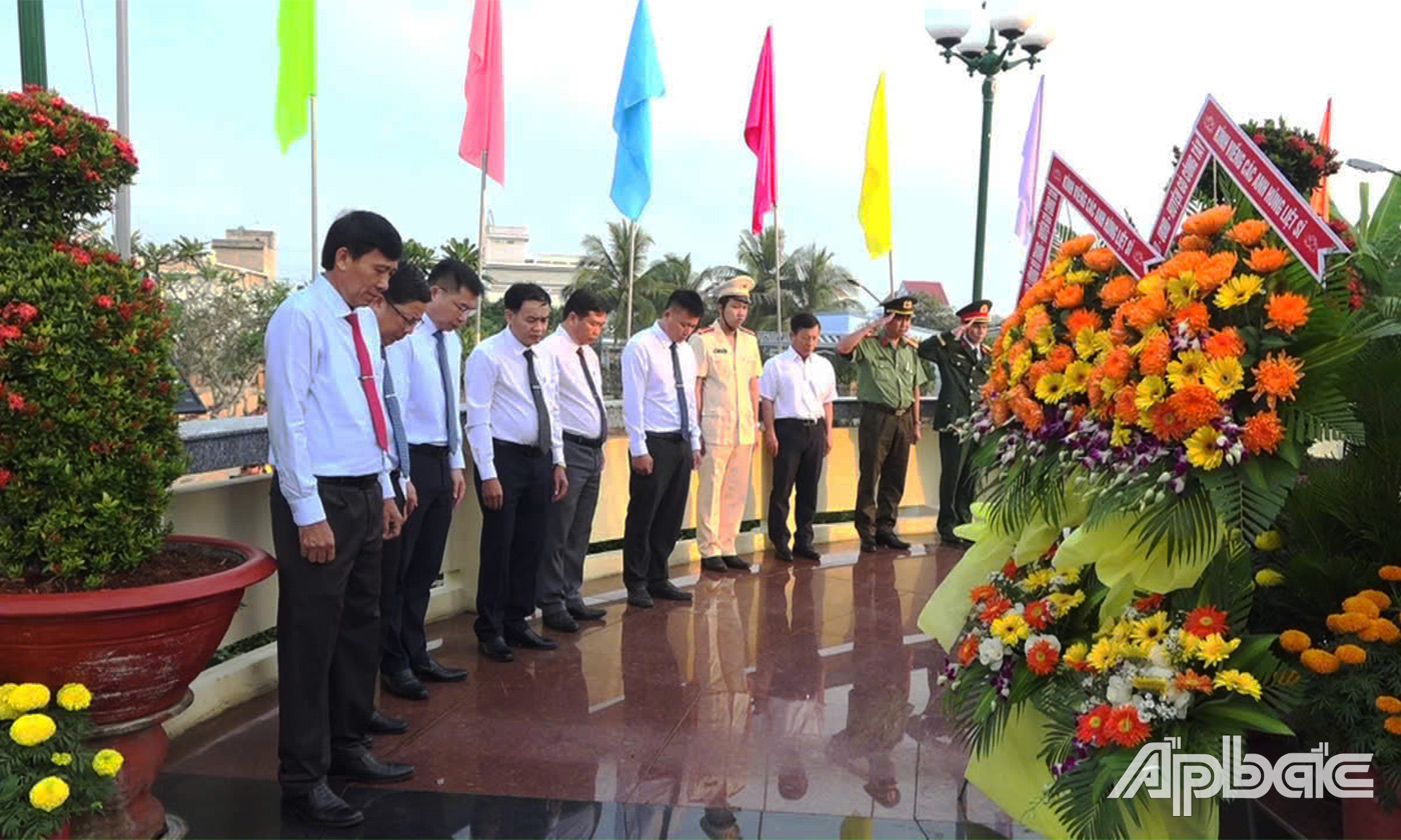 Các đồng chí lãnh đạo viếng Nghĩa trang liệt sĩ huyện