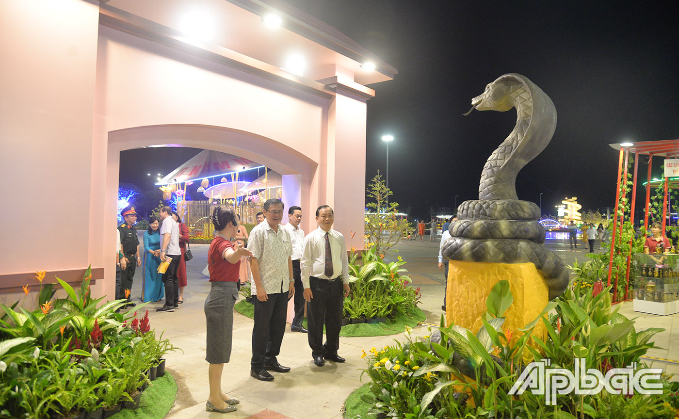 Lãnh đạo tỉnh Tiền Giang, cùng đại biểu tham quan đường hoa.