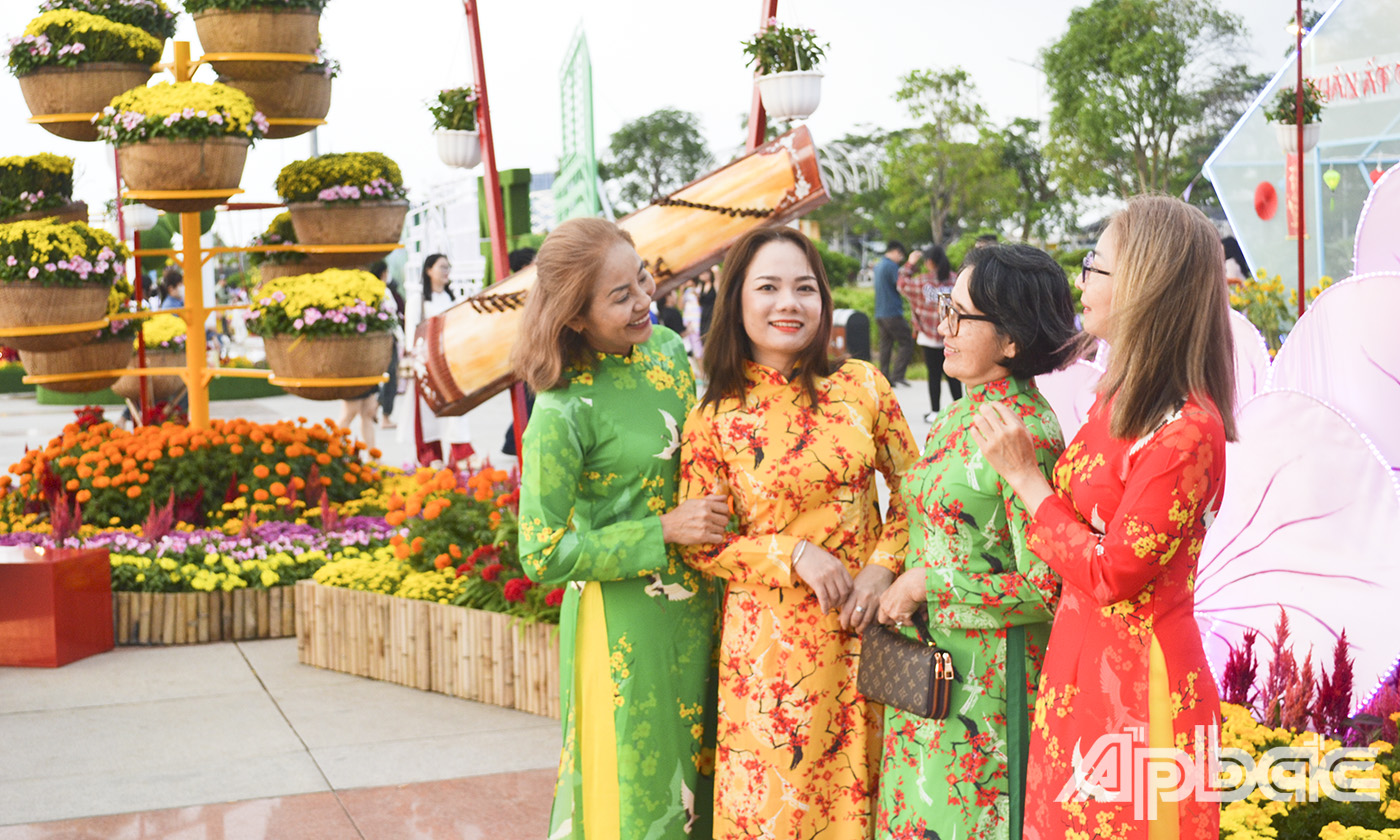 người dân tập trung về khu vực Quảng trường Hùng Vương cùng nhau lưu lại những khoảnh khắc đẹp bên các tiểu cảnh được trang trí đẹp mắt.