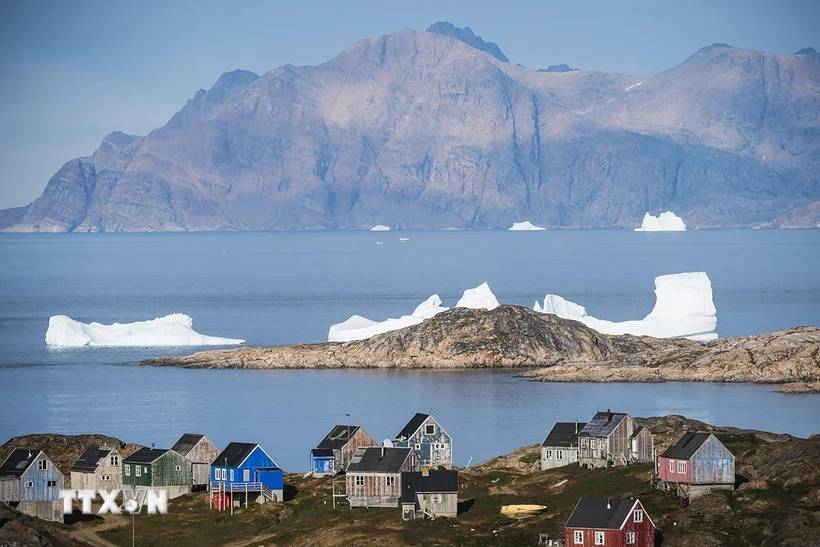 Quang cảnh thị trấn Kulusuk thuộc đảo Greenland, Đan Mạch, ngày 16/8/2019. Ảnh: Getty Images/TTXVN