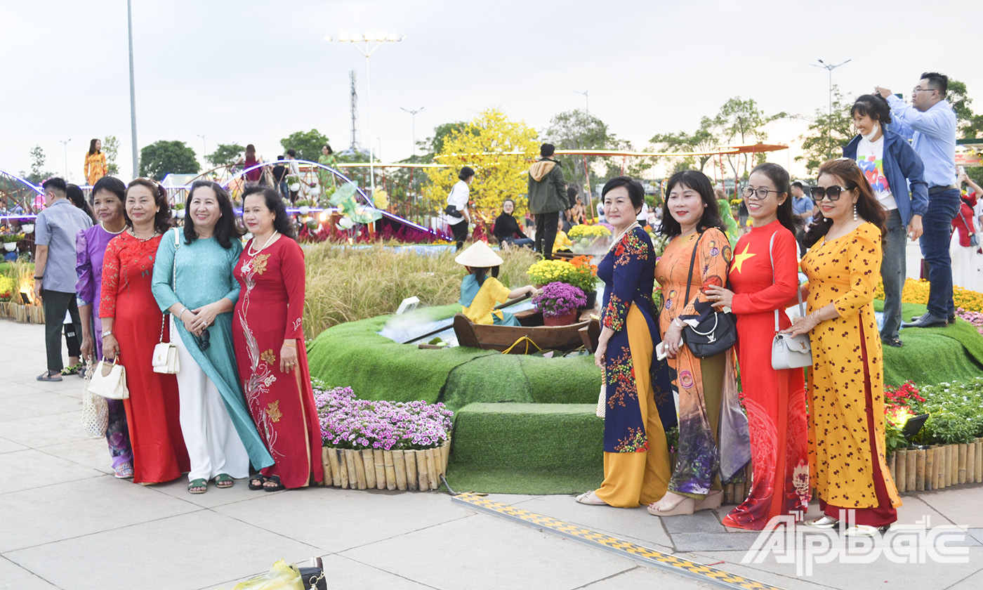 Hình ảnh các cô mặt trang phục áo dài bên các tiểu cảnh của đường hoa.