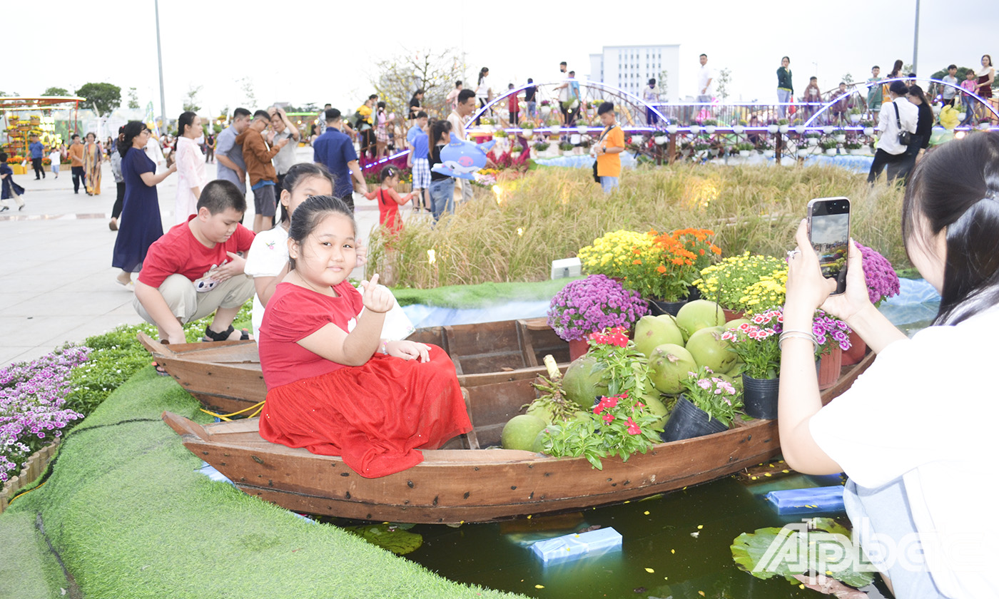 Nhiều cha, mẹ lưu lại những khoảnh khắc đẹp của con mình nơi đường hoa.