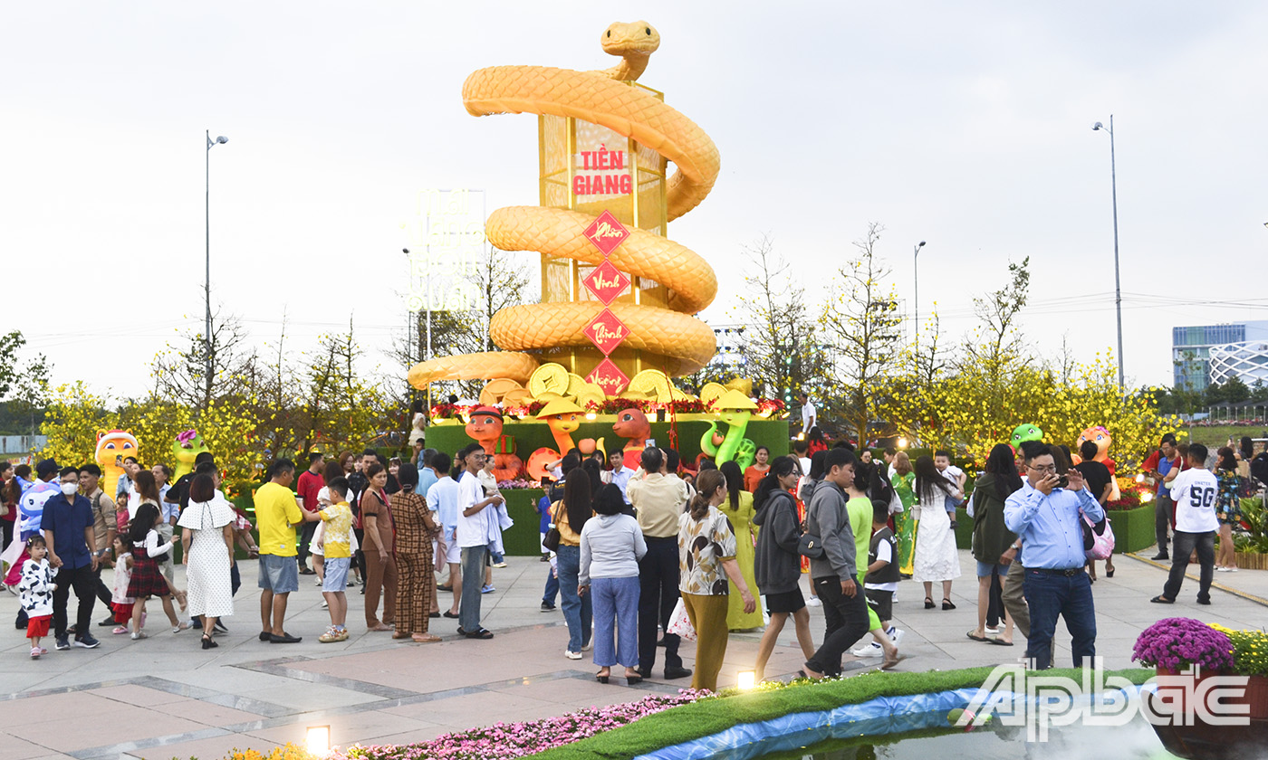 Các hình ảnh linh vật rắn thu hút đông đảo người dân đến chụp ảnh.