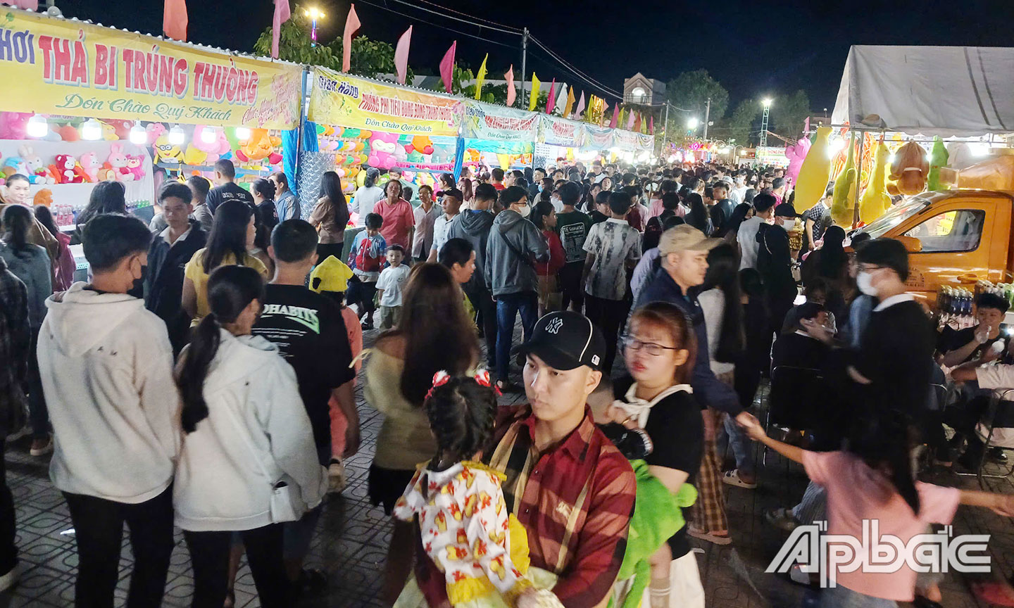 Các hoạt động tại hội xuân thu hút đông người dân đến vui chơi.