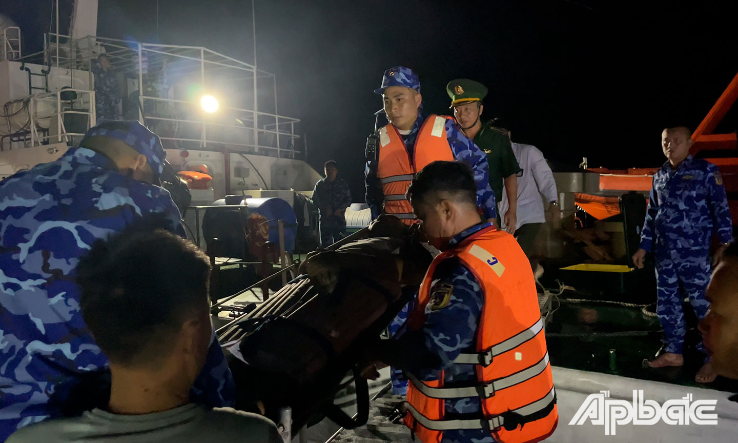 Thuyền viên Rholand T.Boiser sang tàu Cảnh sát biển 2011 để chuyển vào Trung tâm y tế huyện Côn Đảo