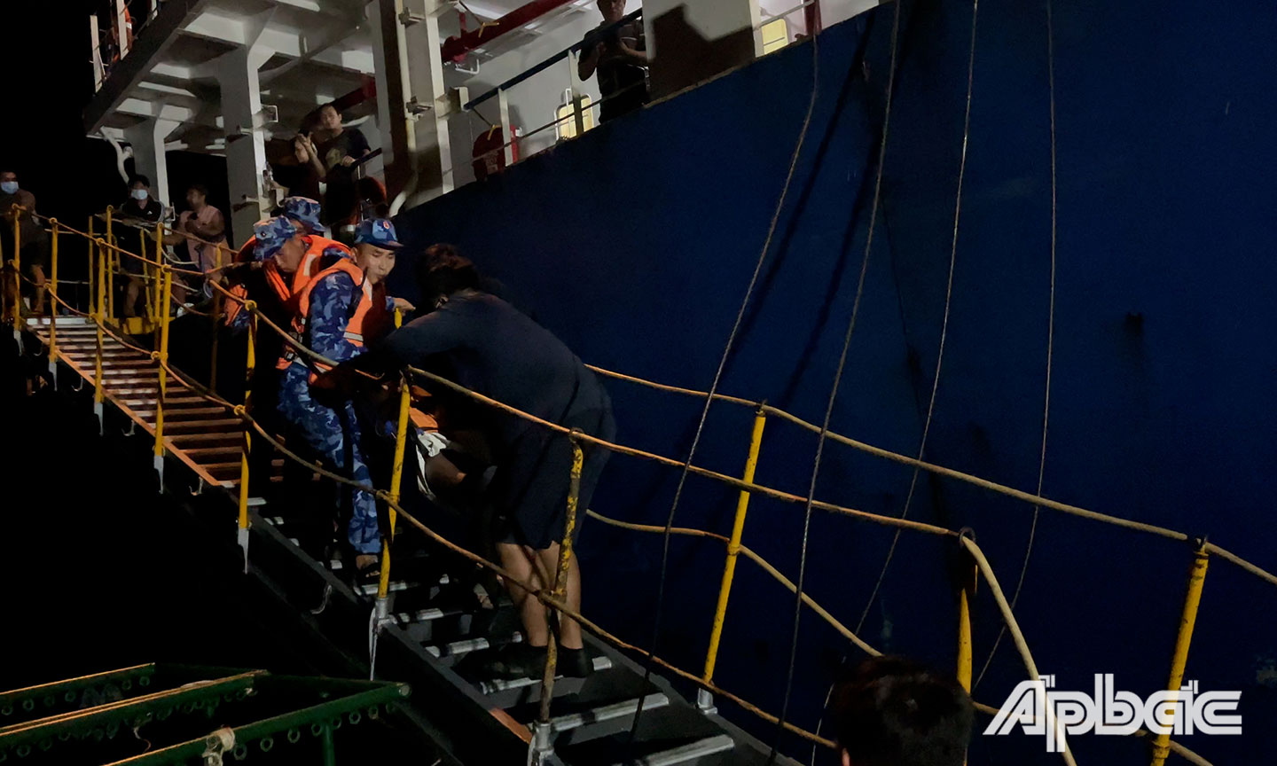 Đưa thuyền viên Rholand T.Boiser sang tàu Cảnh sát biển 2011 để chuyển về Côn Đảo