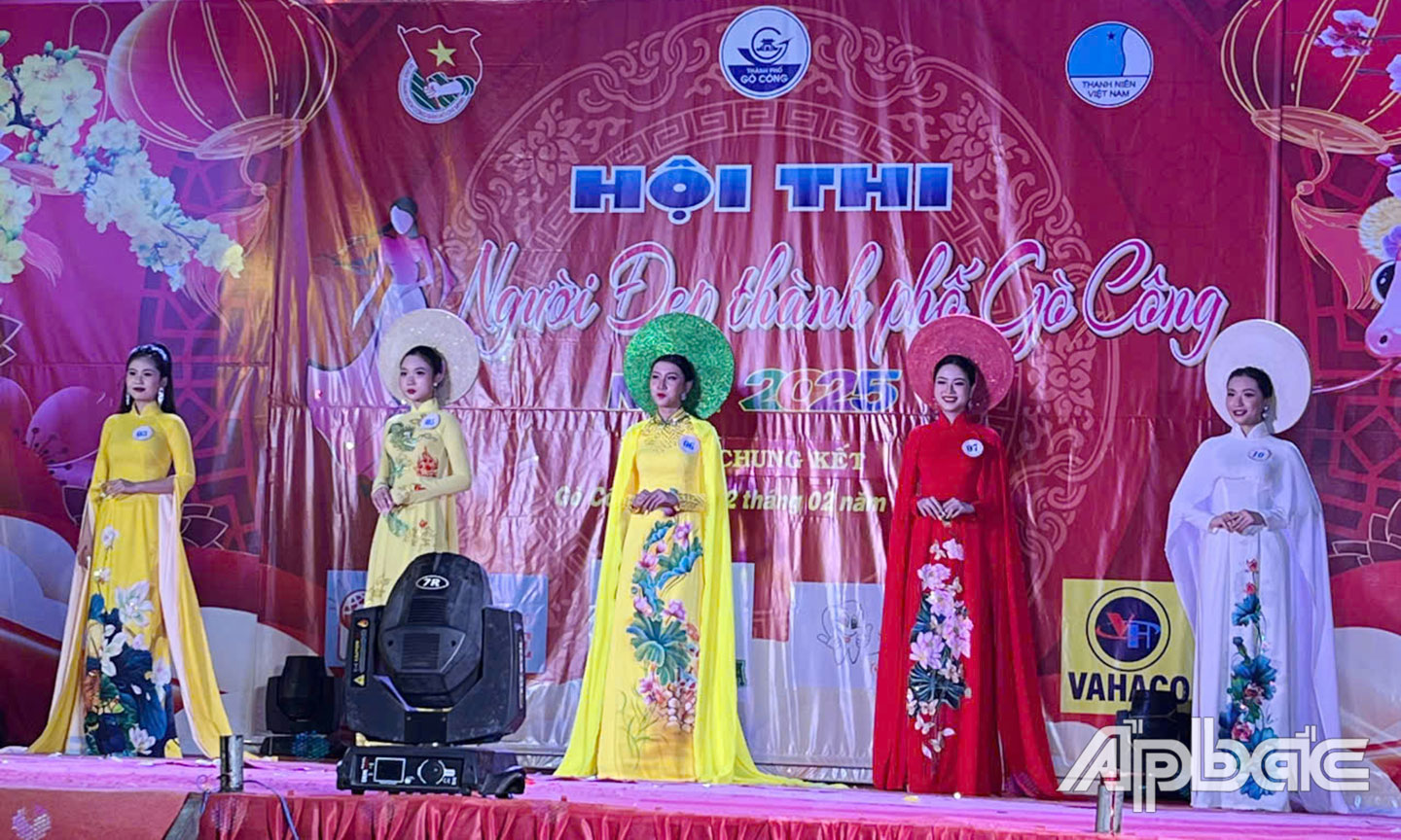 Top 5 thí sinh tham gia vòng thi ứng xử Hội thi Người đẹp TP. Gò Công năm 2025.