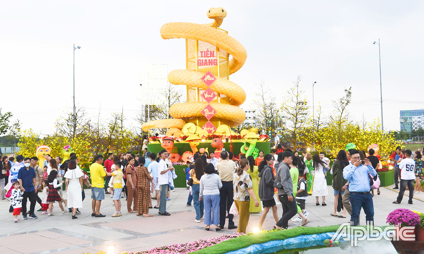  Đường hoa Xuân Ất Tỵ năm 2025  tại Quảng trường Hùng Vương  thu hút đông du khách.