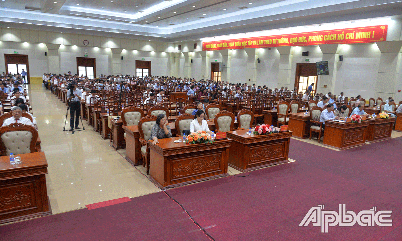 Đại biểu dự hội nghị tại Hội trường Ấp Bắc.