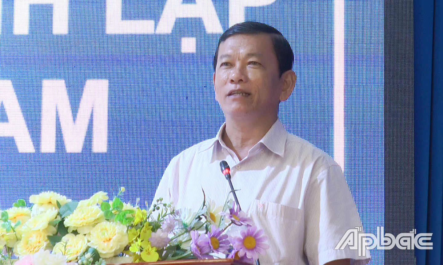 Đồng chí Bùi Thái Sơn phát biểu tại buổi sinh hoạt.