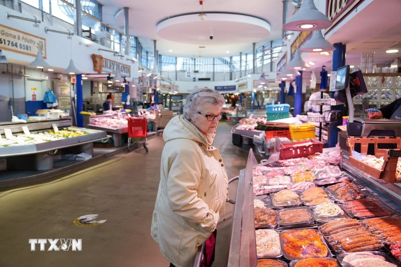 Người dân mua sắm tại siêu thị ở Manchester, Anh. Ảnh: THX/TTXVN