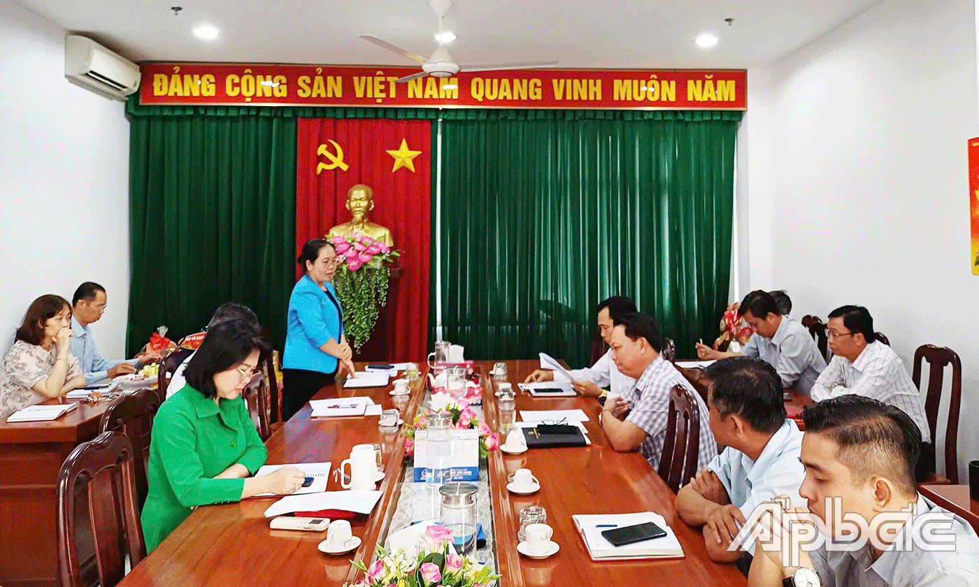 Đồng chí Nguyễn Thị Lan, Bí thư Chi bộ, Phó Trưởng Ban Tổ chức Tỉnh ủy phát biểu tại buổi Tọa đàm