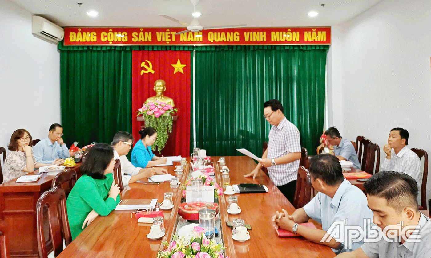 Đảng viên tham gia phát biểu tham luận.