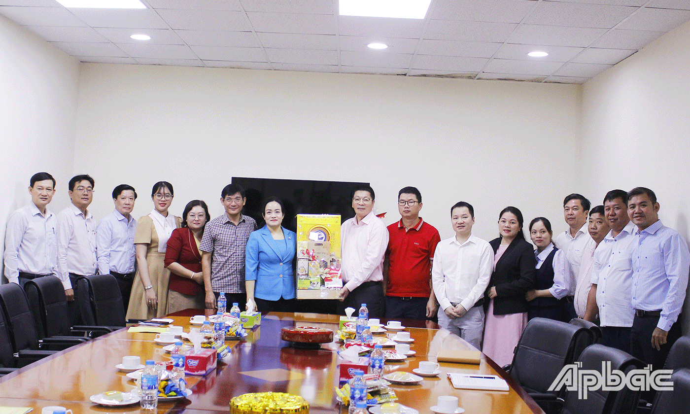 Đoàn đến thăm, chúc tết Công ty TNHH phát triển khu công nghiệp Long Giang.