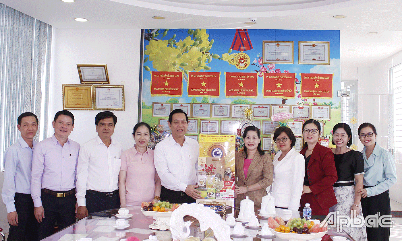 Đồng chí Châu Thị Mỹ Phương cùng thành viên trong đoàn công tác đến thăm, chúc tết