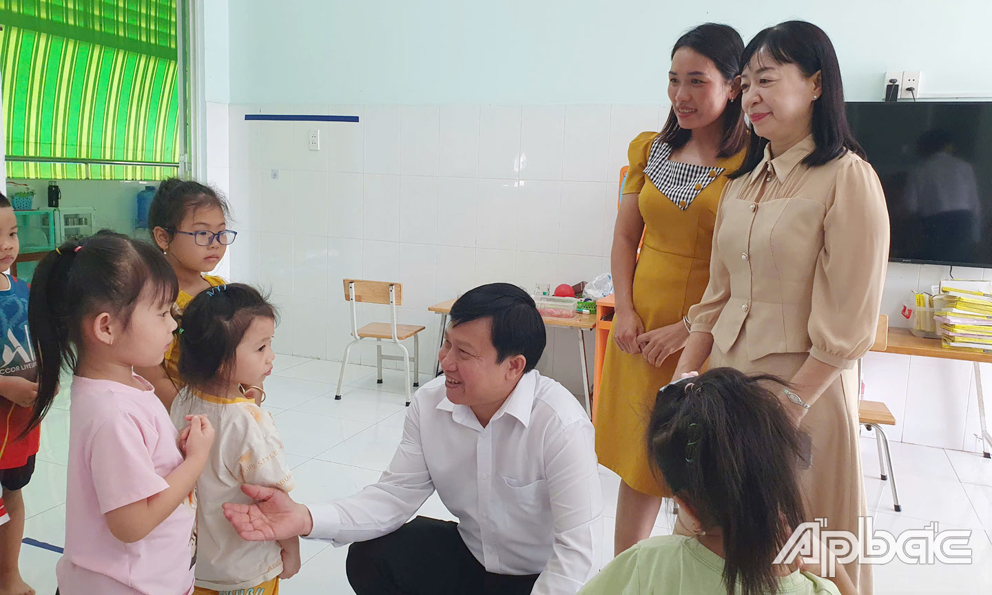 Tiến sĩ Lê Quang Trí thăm hỏi giáo viên và trẻ tại Trường Mầm non Song Thuận (huyện Châu Thành) trong ngày đầu tiên trở lại trường sau kỳ nghỉ tết.